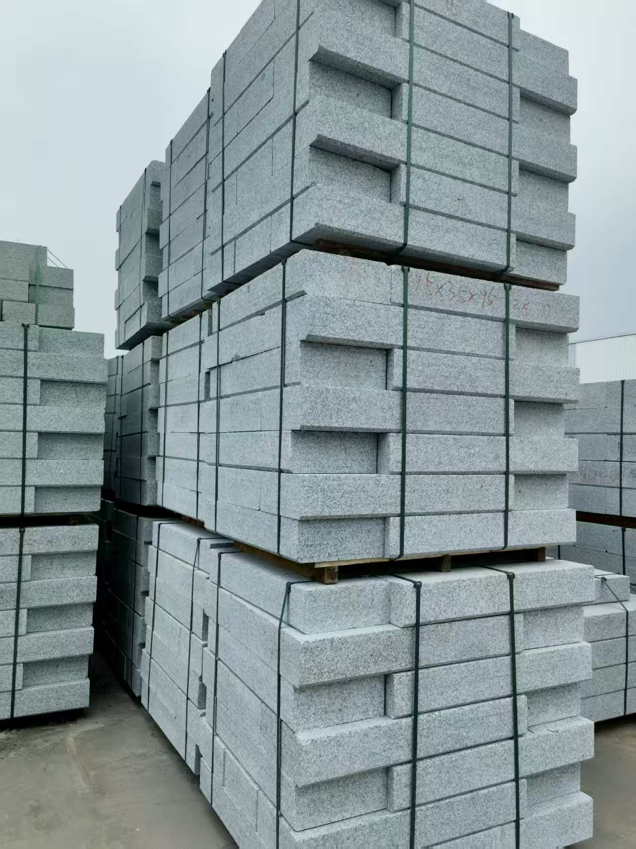 芜湖 路沿石，板板正正的路沿石