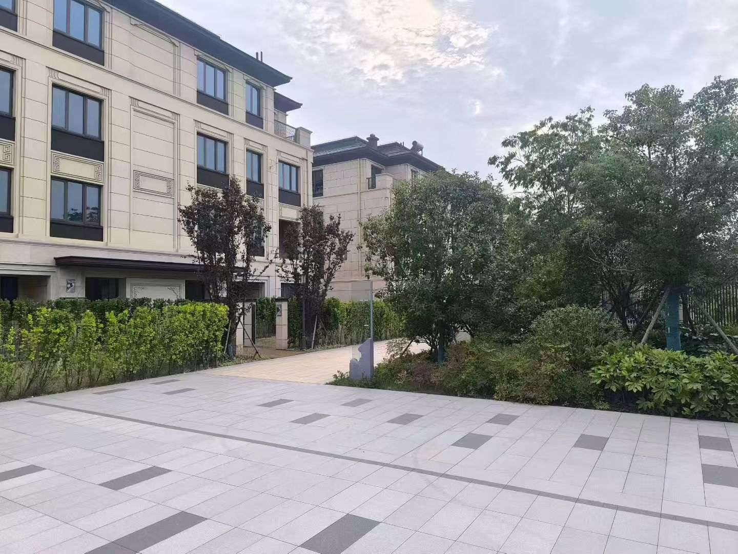 芜湖 芝麻白与芝麻白搭配铺装，尺寸1200*600